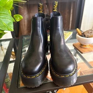 Dr. Marten Platform Chelsea Boots 2976 Smooth Leather - Worn Twice Size EU 41